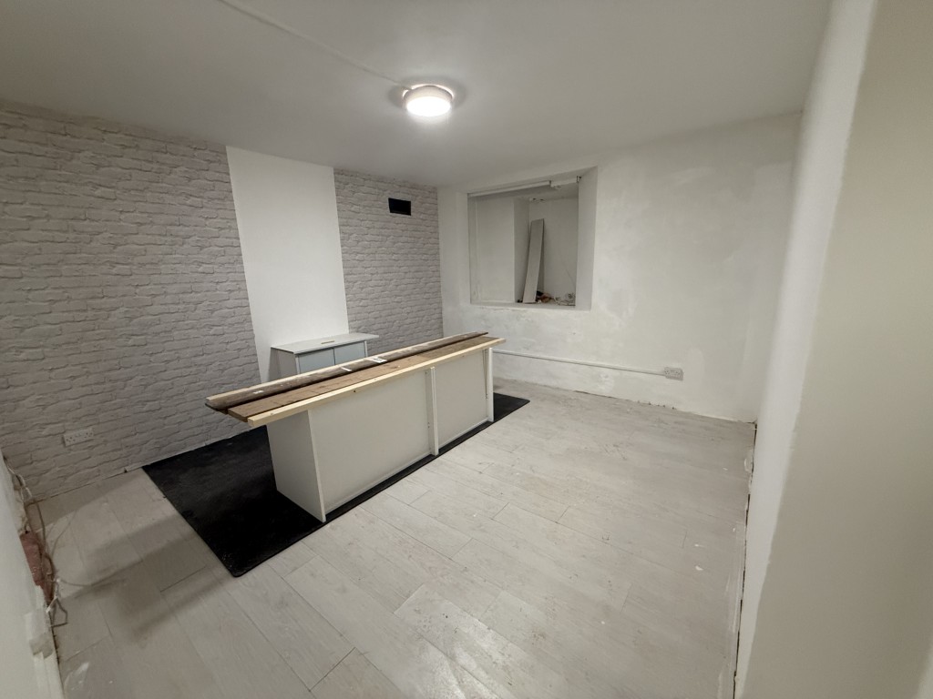 Lot: 5 - VACANT MIXED USE FOUR STOREY PROPERTY WITH FURTHER POTENTIAL - Basement room 1